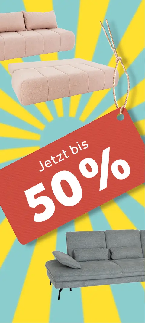Collage mit drei Sofas und Rabattschild vor gelb-türkisen Strahlen. Oben hellbeiges Zweisitzer-Sofa, darunter passender Hocker. Unten graue L-förmige Wohnlandschaft mit Kissen. Rotes Schild: "Jetzt bis 50%".