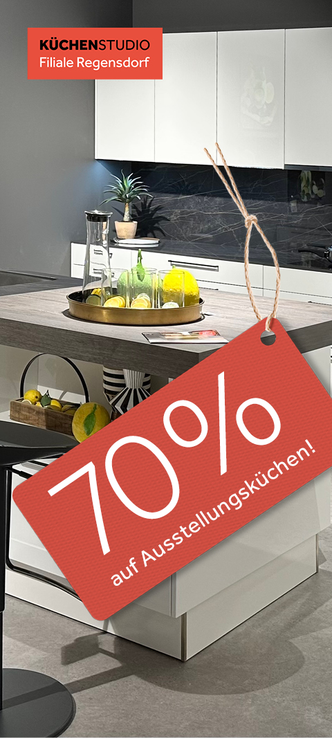 Moderne Küche mit Deko-Elementen und großem roten Preisschild mit "70% auf Ausstellungsküchen!".