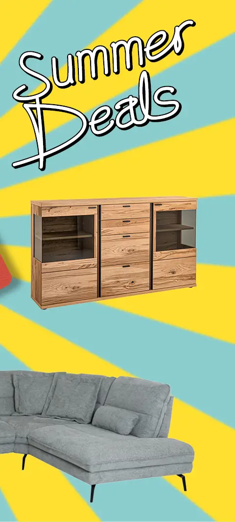 Werbebanner mit gelb-türkisem Sonnenstrahlenmuster und der Aufschrift "Summer Deals". Es zeigt eine holzfarbene Anrichte mit Glasvitrinen und Schubladen sowie ein modernes graues Ecksofa mit schwarzen Füßen. Werbung für Sommer-Möbelangebote.