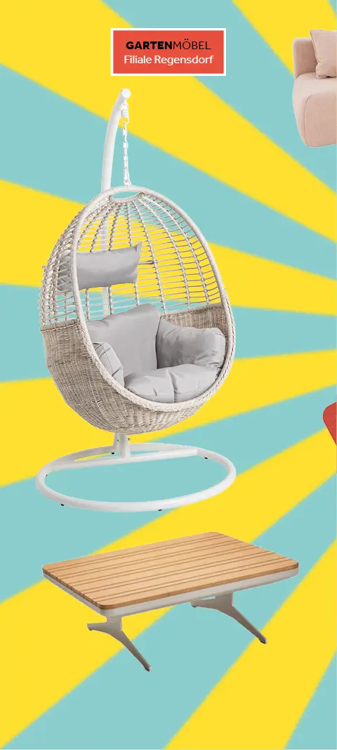 Ein beiger Hängesessel aus Rattan mit weichen grauen Kissen steht auf einem runden weißen Metallfuß. Darunter ist ein Couchtisch mit heller Holzlattenplatte und eleganten weißen Beinen. Hintergrund: diagonale gelb-türkise Streifen.