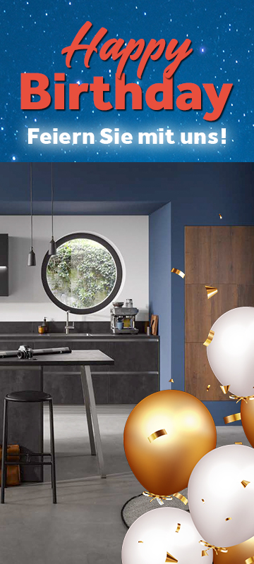 Geburtstagsgruß mit Küchendekor: "Happy Birthday" in Rot über dem Schriftzug "Feiern Sie mit uns!" in Weiß. Darunter eine moderne Küche mit Ballons und Konfetti.