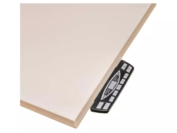 Beige Tischplatte, an der eine schwarze Fernbedienung mit mehreren Knöpfen und einem kleinen Bildschirm befestigt ist.