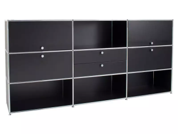 Schwarzes modulares Regal mit Chromrahmen. Es hat Schubladen, Türen und offene Fächer. Die Griffe sind rund und silberfarben.