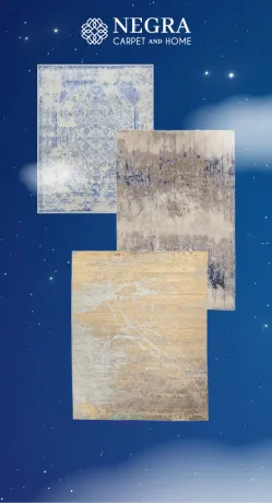 Drei rechteckige Teppiche schweben diagonal vor dunkelblauem Nachthimmel mit Sternen und Wolken. Oben blau-weiß mit verwaschenem Muster, mittig abstrakte Beige-, Weiß- und Blautöne, unten gold-weiß mit Rissmustern.