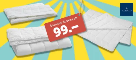 Drei weiß gesteppte Sommerduvets liegen auf hellblau-gelb gestreiftem Hintergrund wie Sonnenstrahlen. In der Mitte ein rotes Preisschild: „Sommerduvets ab 99.-“. Oben rechts das blaue billerbeck-Logo. Leicht und luftig.