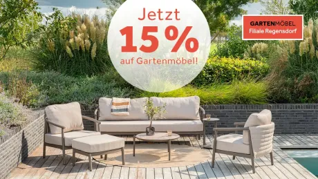 Gartenmöbel-Set auf Holzterrasse mit Pflanzen im Hintergrund. Ein runder Kreis mit dem Text "Jetzt 15% auf Gartenmöbel!". Logo "Gartenmöbel Filiale Regensdorf" in der Ecke.