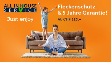 Eine Frau meditiert vor einem Sofa, auf dem ein Kind jubelt. Im Hintergrund ist ein orangefarbener Hintergrund mit Text.