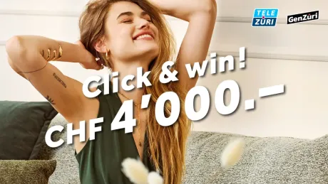 Eine lächelnde junge Frau mit langen braunen Haaren, Goldschmuck, Tattoos und einem olivgrünen Oberteil sitzt auf einem Sofa. Auf der Abbildung steht "Click & win! CHF 4'000.-".