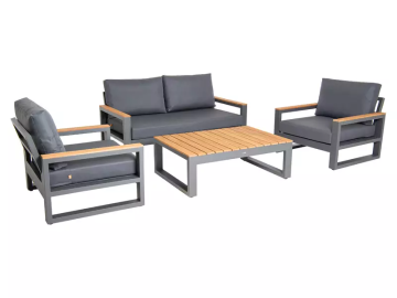 Gartengarnitur auf weißem Grund. Ein Sofa, zwei Sessel mit grauen Kissen und Lehnen aus Aluminium. Ein Tisch mit Holzplatten und Aluminiumbeinen.