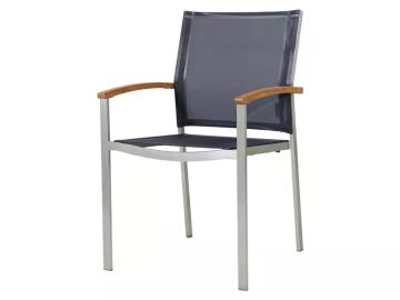 Ein grauer Sessel mit silbernem Metallrahmen und hölzernen Armlehnen steht auf einem weißen Hintergrund.