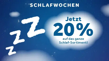 Dunkelblauer Nachthimmel mit kleinen weißen Sternen und drei schlafenden Z-Wolken links. Oben steht SCHLAFWOCHEN. Mitte rechts schwebt eine große weiße Wolke: „Jetzt 20% auf das ganze Schlaf-Sortiment!“, „20%“ groß.