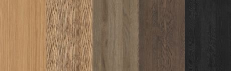 Fünf vertikale Holzpaneele unterschiedlicher Farbe und Maserung, von hellbraun bis schwarz.