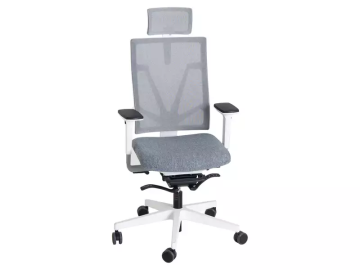 Ein Bürostuhl mit grauem Netzrücken, Kopfstütze und Sitzfläche. Der Rahmen und das Fußkreuz sind weiß, die Armlehnen haben schwarze Auflagen. Der Stuhl steht auf fünf Rollen.