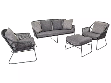 Graue Gartenmöbel: Sofa mit Kissen, zwei Sessel mit Kissen und ein Hocker. Die Möbel haben ein Drahtgestell und sind mit grauen Seilen umwickelt.