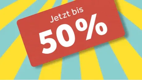 Rotes Preisschild mit abgerundeten Ecken, schräg auf lebhaftem Hintergrund aus gelben und türkisen Streifen. In weißer Schrift steht „Jetzt bis“, darunter groß „50%“. Bewirbt einen Rabatt von bis zu 50%.