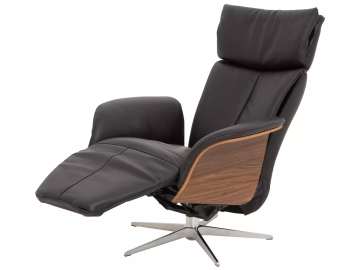 Ein schwarzer Ledersessel mit ausgefahrener Fußstütze, abgerundeten Holzapplikationen und einem silberfarbenen Metallfuß steht auf einem weißen Hintergrund.