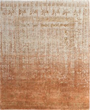 Ein beiger Teppich mit floralen Mustern verblasst zu einem satten, terrakottafarbenen Farbton am unteren Rand. Vertikale Streifen erzeugen einen verwitterten Effekt.