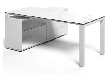 Ein weißer Schreibtisch mit Marmorplatte und Schubladen steht auf einem weißen Hintergrund. Der Schreibtisch hat ein modernes, minimalistisches Design.