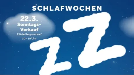 Blauer Nachthimmel mit weißen Wolken, Sterne und „Schlaf-Wochen“ Text. Weiße Z’s mit Wolken-Textur und Ankündigung eines Sonntagsverkaufs am 22.3. in Regensdorf von 10-18 Uhr.