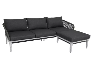 Dunkelgraues Outdoor-Sofa mit drei Kissen und einem Fußteil, umrandet von einem hellen Holzrahmen. Das Sofa hat ein gewebtes Rückenteil.