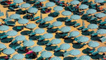 Türkise Sonnenschirme am Strand