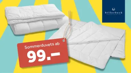 Zwei luxuriöse, weiße Sommerduvetts mit feiner Steppung liegen vor einem diagonal geteilten Hintergrund in Gelb und Hellblau. Eines ist gefaltet, das andere ausgebreitet. Rotes Schild: "ab 99.-". Billerbeck-Logo oben rechts.