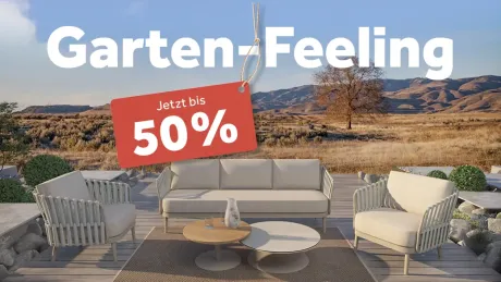 Moderne, beige Gartenmöbel – Sofa, zwei Sessel und zwei runde Tische – stehen auf einer Holzterrasse. Im Hintergrund trockene Hügel unter blauem Himmel. Ein rotes Preisschild 'Jetzt bis 50%' und der Schriftzug 'Garten-Feeling'.