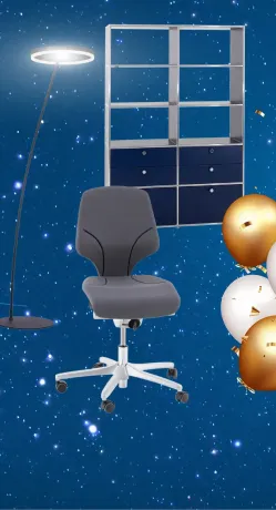 Büroset mit moderner Stehlampe mit Leuchtring, grauem ergonomischem Bürostuhl und modularem Regal mit silbernem Rahmen und blauen Schubladen. Im Hintergrund dunkelblauer Sternenhimmel, mit goldenen/weißen Ballons und Konfetti.