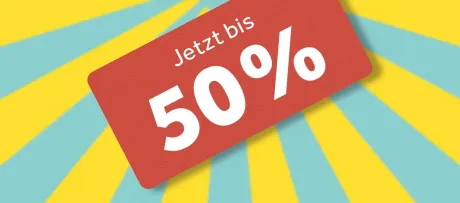 Rotes Preisschild mit abgerundeten Ecken, schräg vor einem Hintergrund aus strahlend gelben und hellblauen Streifen, die von der Mitte auslaufen. Auf dem Schild steht in Weiß 'Jetzt bis 50%', was auf einen Rabatt von bis zu 50 Prozent hinweist.