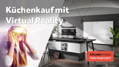 Frau mit VR-Brille vor moderner Küche. Text: "Küchenkauf mit Virtual Reality". Küchenstudio Regensdorf-Logo. Helle, moderne Inneneinrichtung.