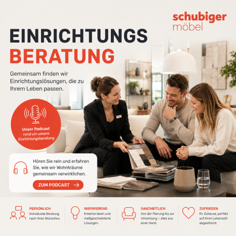 Lächelnde Einrichtungsberaterin zeigt einem Paar auf beigefarbenem Sofa in modernem Wohnzimmer Stoffmuster. Mann blickt aufmerksam, Frau lächelt interessiert. Heller, offener Raum, minimalistische Möbel, große weiße Lampe. Anzeige.