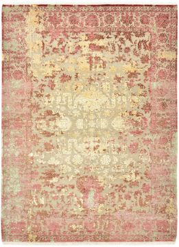 Ein rechteckiger Teppich mit floralem Muster in Beige, Rosa und Gold. Ein dekorativer Rahmen umrandet das florale Zentrum. Fransen sind an den Enden sichtbar.