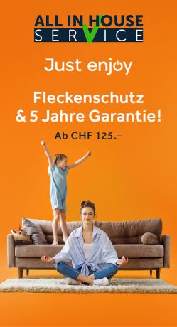 Orangefarbener Hintergrund mit Text und Bild: Oben Text "All in House Service". Darunter "Just enjoy", "Fleckenschutz & 5 Jahre Garantie!". Eine Frau meditiert auf einem Teppich vor Sofa, Mädchen springt darauf.
