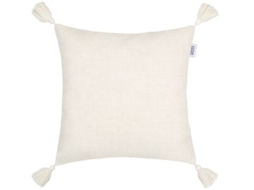 Ein quadratisches, cremefarbenes Kissen mit einer groben Textur. An jeder Ecke befindet sich eine Quaste. Ein kleines Etikett ist an der Seite befestigt. Der Hintergrund ist weiß.