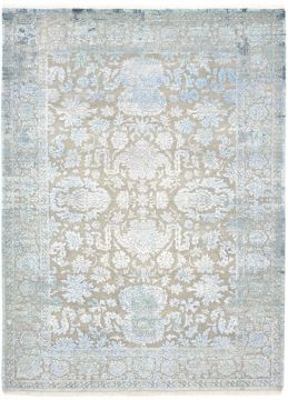 Beige Teppich mit blau-weißem floralem Muster und dekorativem Rahmen. Das Muster besteht aus stilisierten Blumen und Blättern.