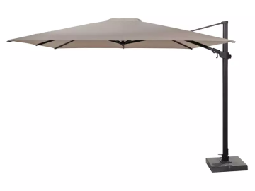 Ein beiger, rechteckiger Sonnenschirm mit seitlichem Mast und einem schweren, grauen Sockel steht auf weißem Grund. Der Schirm ist leicht geneigt.