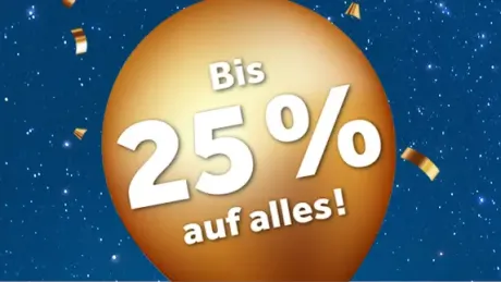 Ein großer, goldener Ballon schwebt vor dunkelblauem Hintergrund, übersät mit kleinen weißen Punkten wie Sterne. Goldene Konfettistreifen fallen um ihn herum. Auf dem Ballon steht in großen weißen Buchstaben „Bis 25% auf alles!“.