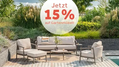 Gartenmöbel-Set mit Sofa, Sessel, Hocker und Tisch auf einer Holzterrasse. Im Hintergrund Gartenbepflanzung. Auf einem Kreis steht "Jetzt 15% auf Gartenmöbel!".