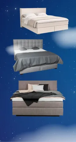 Drei schwebende Boxspringbetten vor tiefblauem Nachthimmel mit funkelnden Sternen: hellbeige mit weißen Kissen, dunkelgrau mit gestepptem Kopfteil, braungrau mit gemischten Kissen und schwarzer Decke. Komfortabel-traumhaft.
